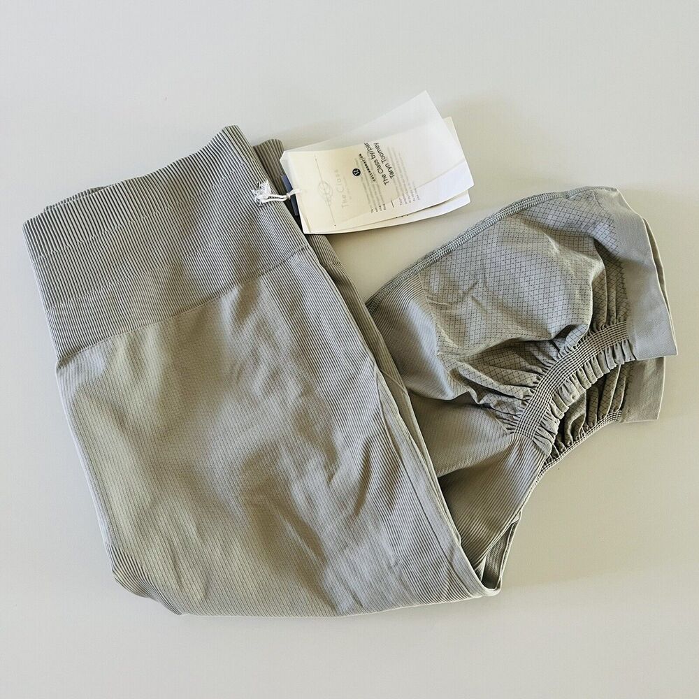 LULULEMON ATHLETICA Ice Grey Awakening Crop *Taryn Toomey 17" Leggings - US 12